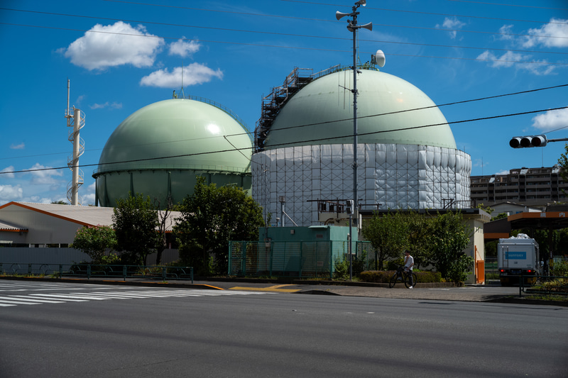 毎度のご近所風景です。このレンズ、マクロレンズなんですが鏡筒の底にかろうじて小さいレンズが見える感じでフードいらずです。F値は暗いですが、M型ライカならファインダーの明るさには影響されませんから関係ないですね。画面の均質性がよくて感心します<br>ライカM10-P／Super-Macro-Takumar 50mm F4／マニュアル露出（F8・1/1,000秒）／ISO 400