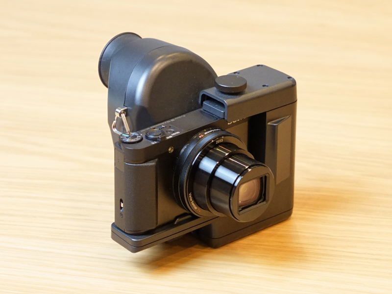 DSC-HX99 RNV kit。カメラとビューファインダーが合体したような姿をしている