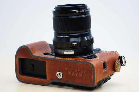 KAZA、FUJIFILM X-T5用のレザーハーフケース - デジカメ Watch