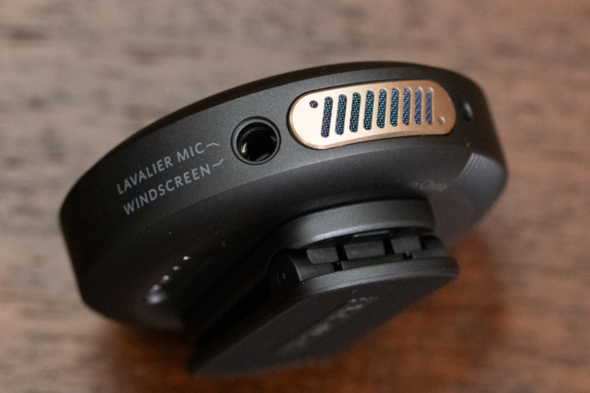 トランスミッターを目立たせたくないときは有線マイクも使える