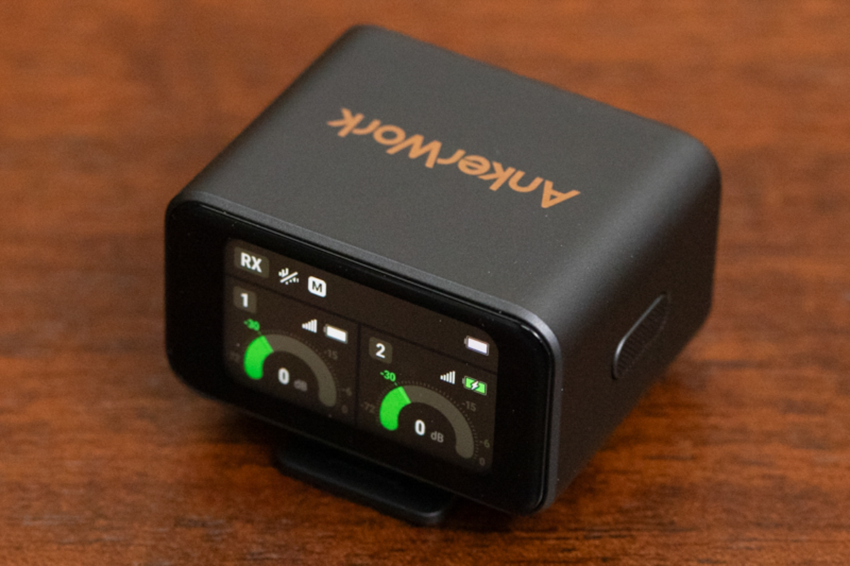 レシーバー。横に画面をロックできるスイッチがある