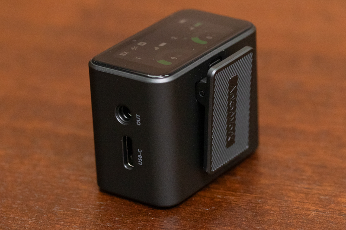 側面に音声出力端子を装備。クリップも備えている