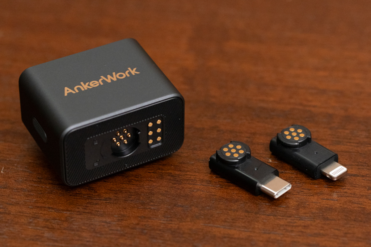 レシーバーにはスマートフォン用のアダプターを装着できる