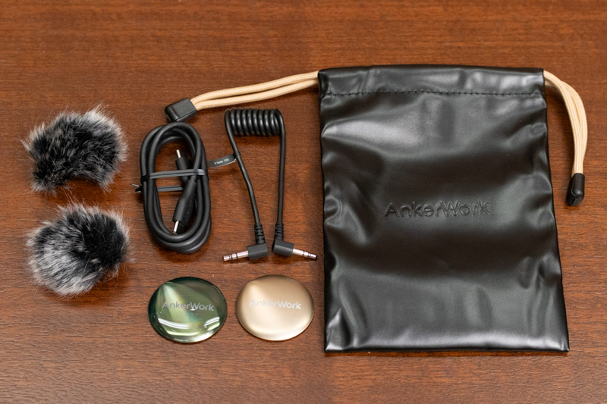 付属品。トランスミッターの交換用プレートも