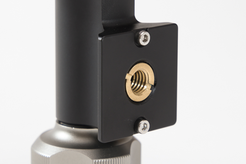 アルカスイス互換シュー使用時に効力を発揮する落下防止用ネジ（上下の2個）を取り付けたところ