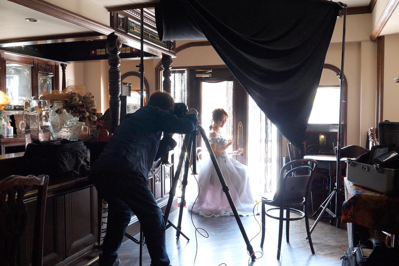 三脚を使用することで、人物と背景の重なり具合などを厳密に調整できる