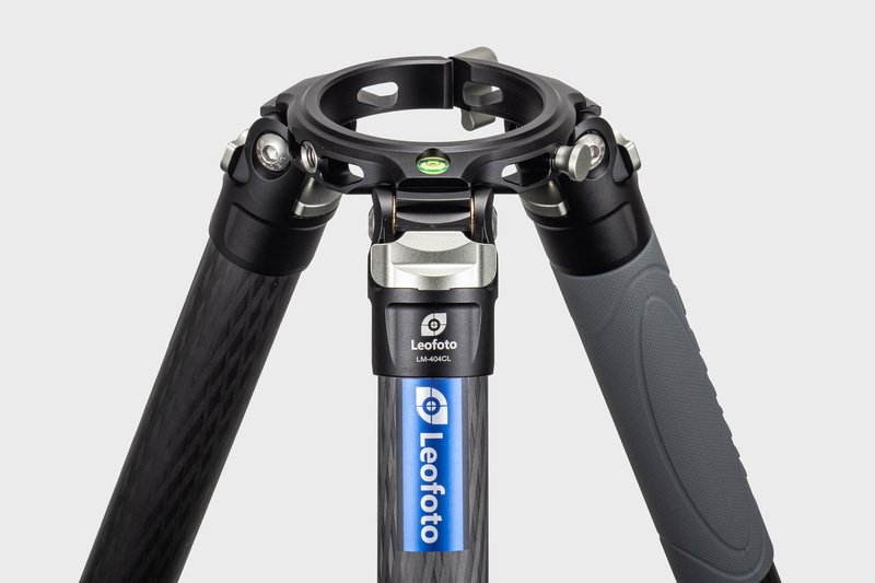 100mm径のセンターポールに対応するLMサミットシリーズ。センターポールを自由に選択できるカスタマイズしやすい三脚だ。ベースプレートも付属するので、三脚に直接雲台を取り付けることも可能