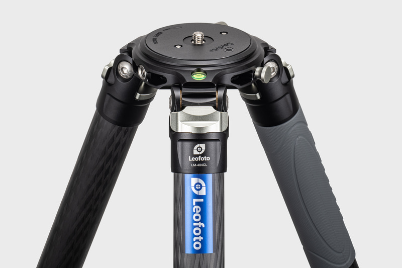 100mm径のセンターポールに対応するLMサミットシリーズ。センターポールを自由に選択できるカスタマイズしやすい三脚だ。ベースプレートも付属するので、三脚に直接雲台を取り付けることも可能