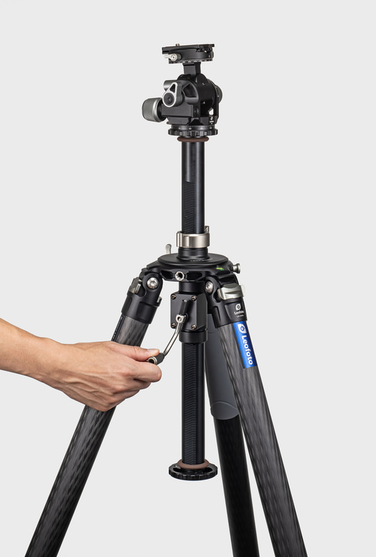 ギア式のエレベーター機構を搭載したセンターポールGC-404Cの動作は非常に滑らか。高さの微調整が容易で、速やかさに構図を調整できる