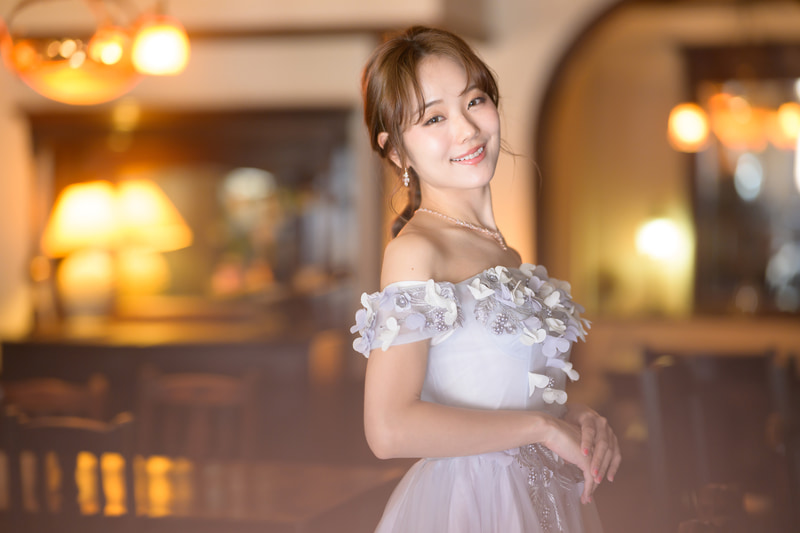 上下動のギアは固定、左右の動きをフリーにしてモデルの動きに合わせてセンター構図でその位置を追った。水平・垂直を三脚にゆだねると配置と表情に集中できる<br><span class="fnt-85">Nikon Z 9／NIKKOR Z 85mm f/1.2 S／85mm／マニュアル露出（F1.4、1/80秒）／ISO 800／WB：5,000K／KANI CDF No.0.25／モデル：御木ももあ</span>