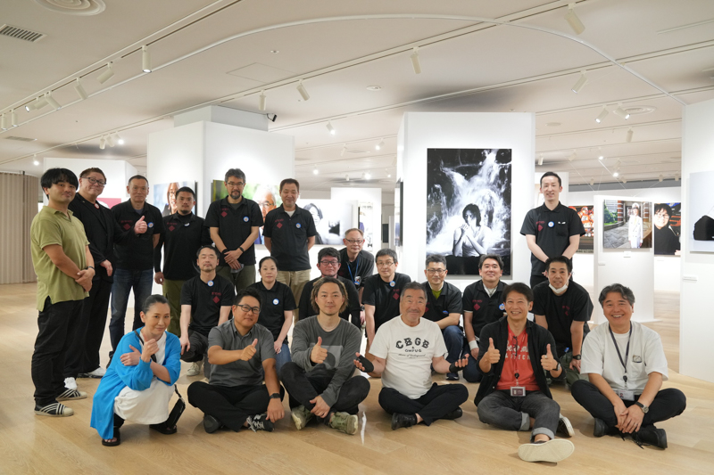 写真展搬入日、搬入を終えてフレームマンの奈須田社長とスタッフの皆さん、写真弘社の川口さん、アートディレクターの三村漢さん、株式会社オカムラの皆さん、山岸写真事務所スタッフと記念写真