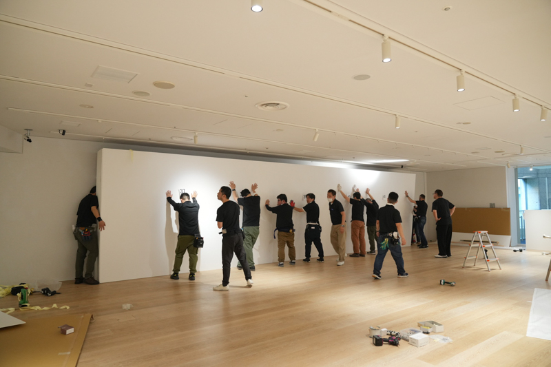 会場奥のメインとなる最大の壁画。壁を組み立てた後、フレームマンのスタッフさんが12人がかりで壁を起こす