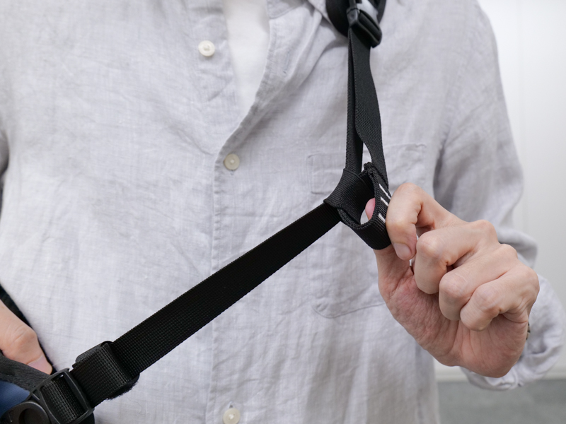 短くする：左手でフィンガーループを引き下げる