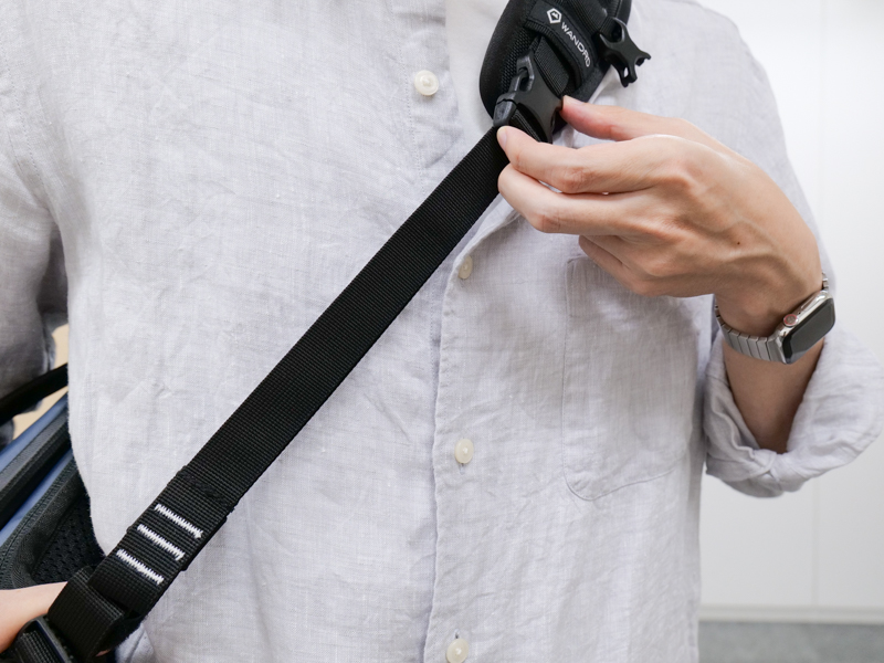 長くする：左手でショルダーパッドのバックル部分を引き上げる