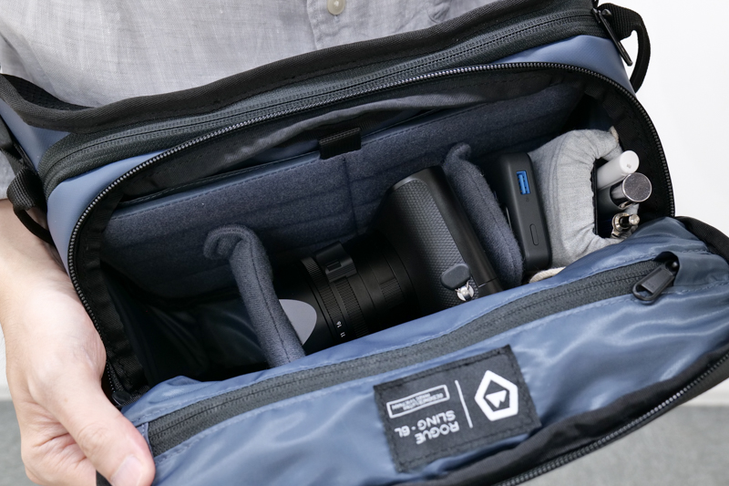 フラップは手前（体に近い側）から開くタイプ