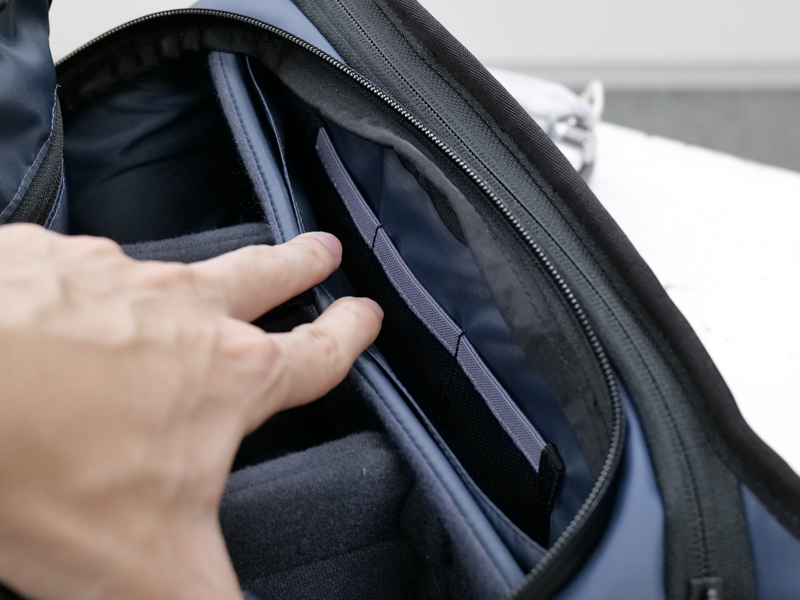 背面側。小型のタブレットPC向けと思われるスペースと、細やかなポケット