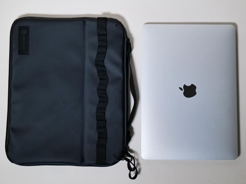 筆者は13インチのMacBook Air（M1,2020）を使っているため余裕のサイズ