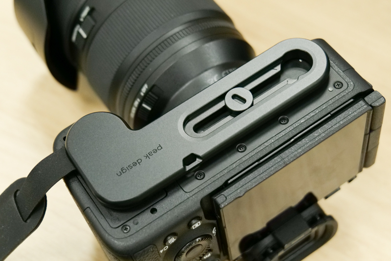 先に軽く入れたネジに、プレートを差し込む。Lプレートの場合、グリップの内側（指先が来る側）にプレートのL部分を合わせる