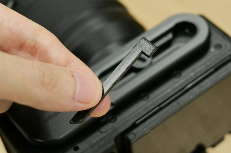 これでネジを回す。バッテリー交換などで底部にアクセスしたい場合は、これで軽くネジを緩め、逆の手順でプレートを抜く