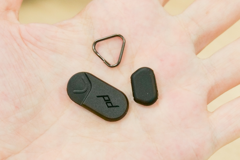 付属品。上から時計回りに、三角環、三角環カバー、三角環の取り付けツール