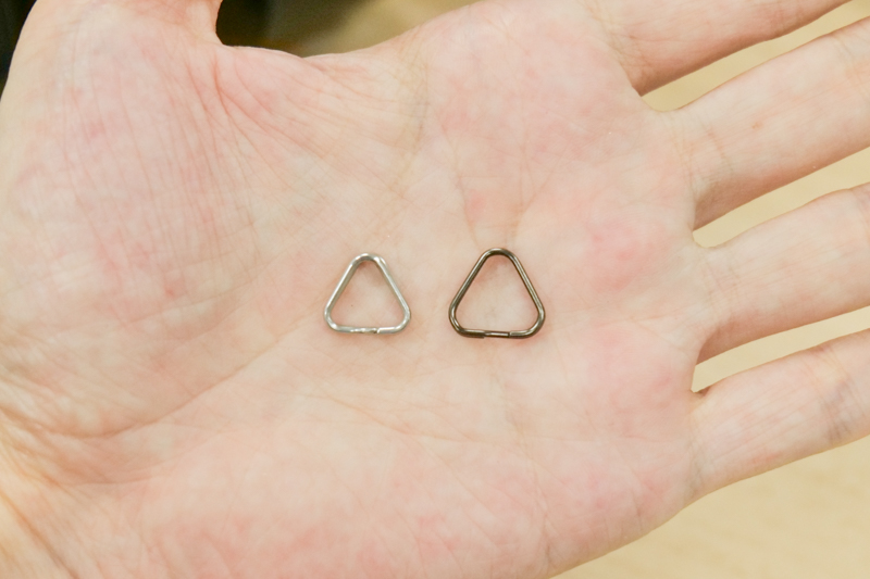 三角環。左がα7R Vの標準装着品、右がマイクロクラッチの付属品。標準装着品だとマイクロクラッチのストラップ幅には狭かった