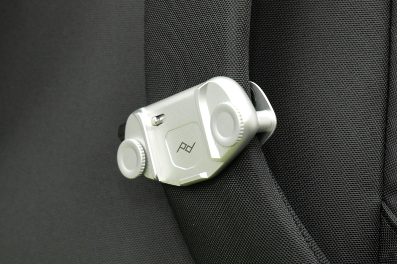 バックパックのストラップに「キャプチャーV3」を装着。ネックストラップのように体の前でカメラがバウンドしない