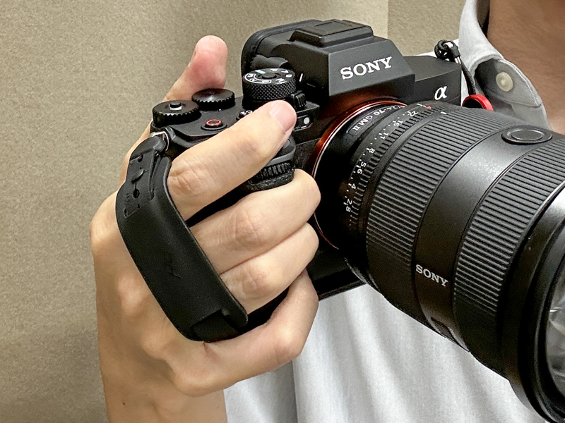 「マイクロクラッチ」（Lプレート）の使用例。ソニーα7R Vに装着