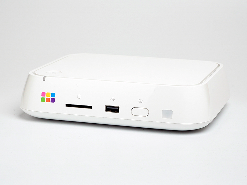 PD-2000。前面には、SDカードスロットやUSBポート（外付けHDD/SSD、デジタルカメラ、スマートフォンなどに対応）を備える