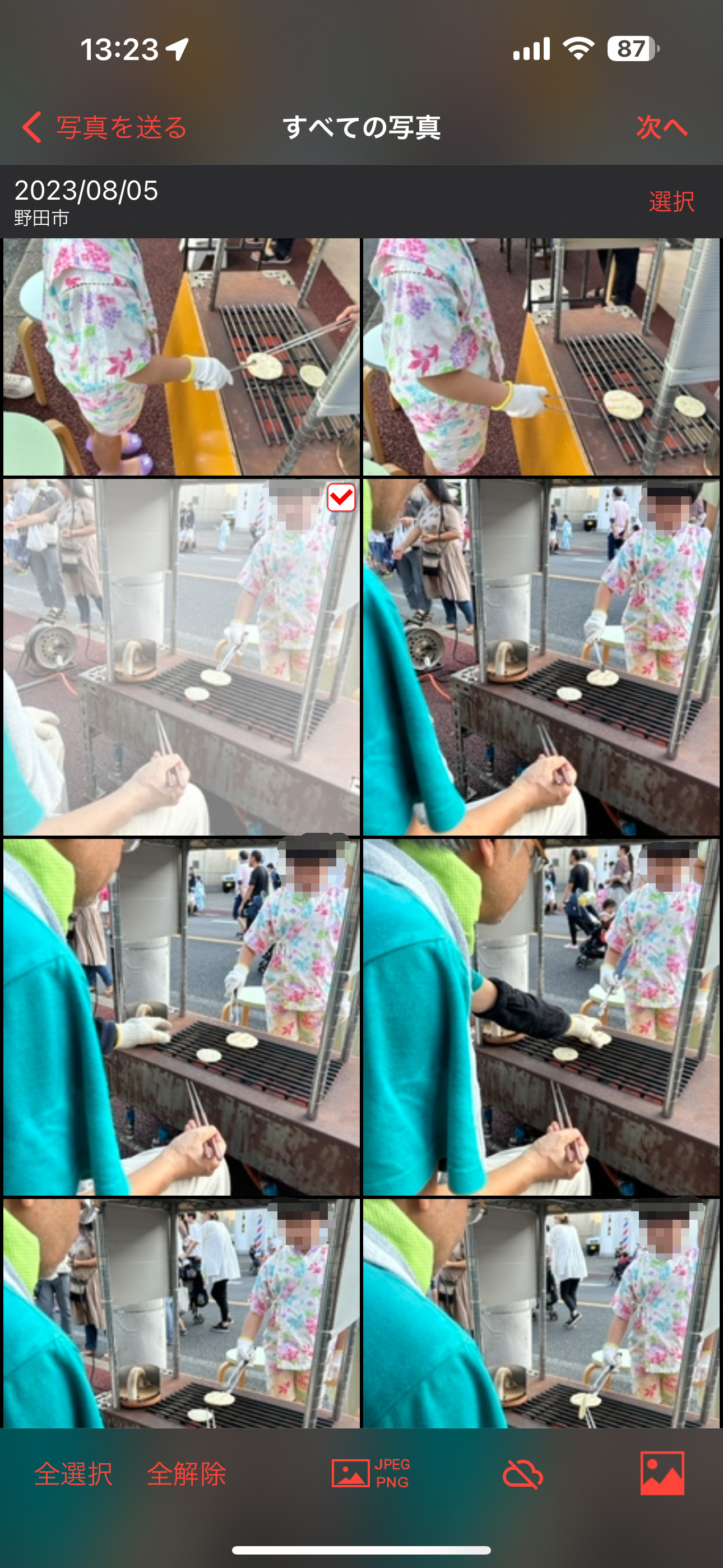 「写真を送る」から「おもいでばこ」へと写真・動画のアップロード。Exif情報をもとに振り分けられた写真・動画をカレンダー形式で探すこともできる