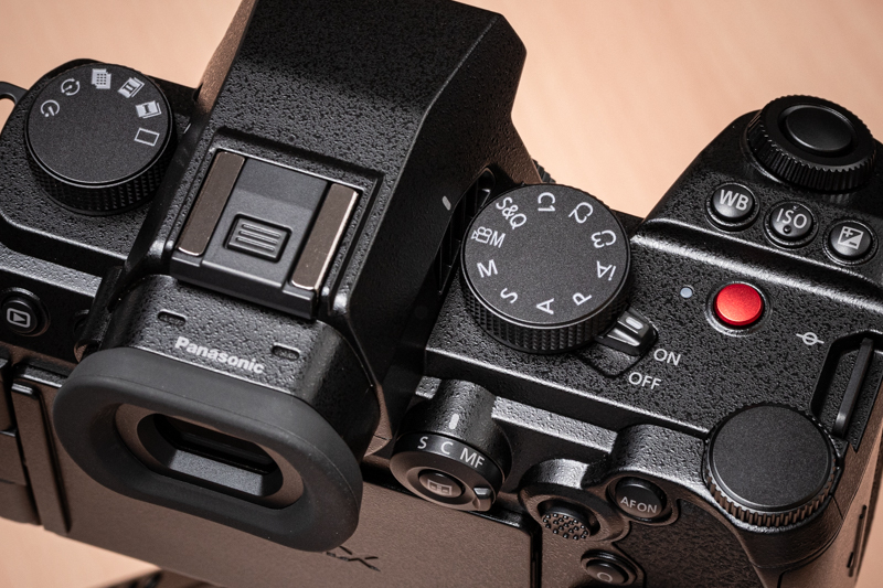 ダイヤルやボタンの印字がグレーになっている