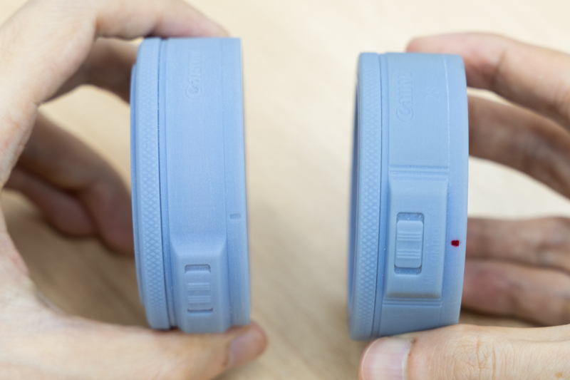 左は、スイッチ部を真横に配置した例。レンズロック解除ボタンの操作性を優先し、上寄りに変更した（右。製品版と同じ位置）