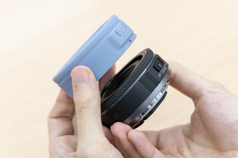 左が検討段階、右が製品版。製品版では溝の本数を増やして指掛かりを向上した