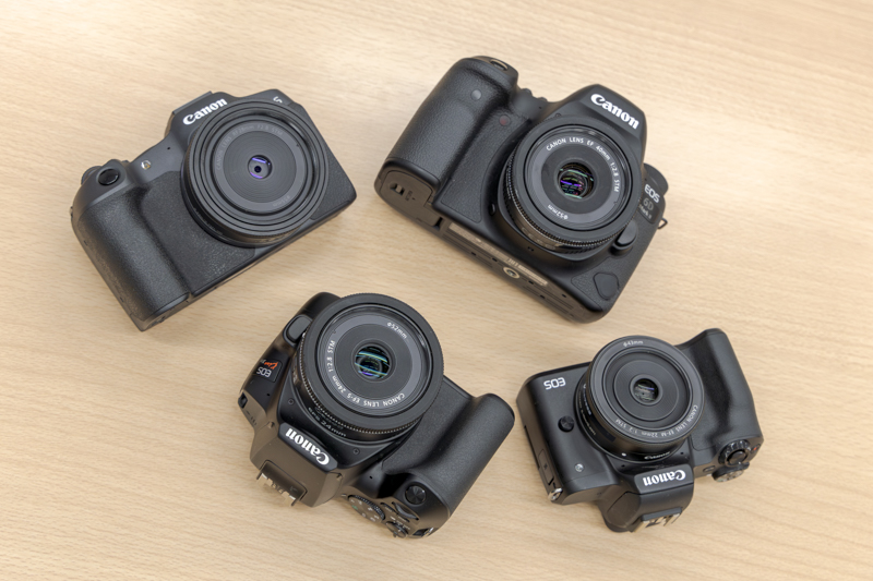 キヤノンEOSの歴代パンケーキレンズ。右下はEOS Mシリーズ用の「EF-M22mm F2 STM」