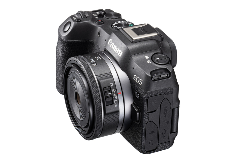 EOS R8に装着するとボディのグリップ部分とほとんど厚みが変わらず、とてもスッキリとした見た目になる。バッグからの出し入れも引っ掛かりがなくスムーズで、空いた隙間で持ち運べる