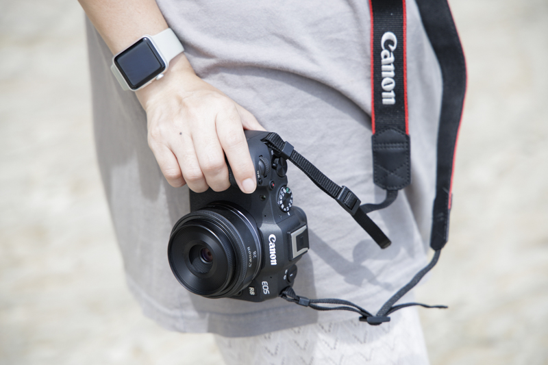 EOS R8との組み合わせで約581g（バッテリー、メディア含む）。片手でも楽々取り回せる重さなので、1日中使用していても疲れにくく、最後まで撮影を楽しむことができる