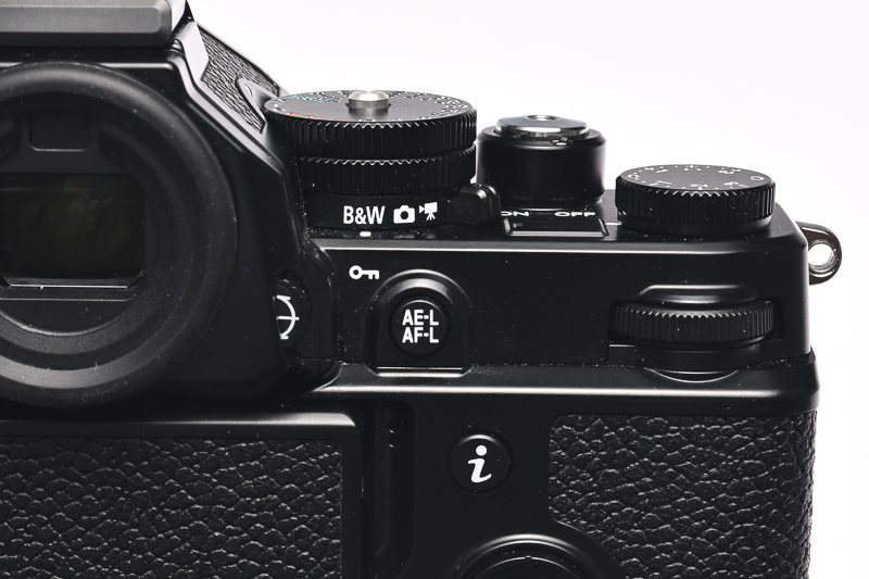 シャッター速度ダイヤル同軸の撮影モードスイッチ。B&W（白黒）モードが追加された