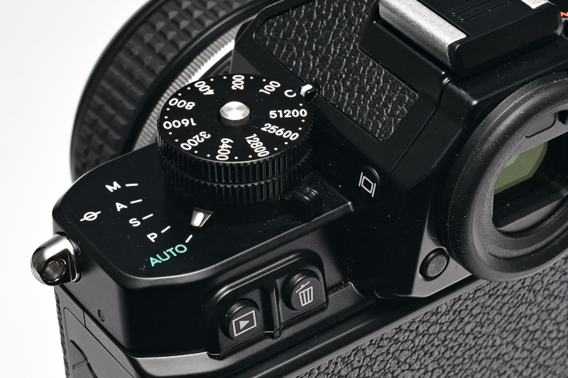 露出モードはISO感度ダイヤル同軸のレバーで選択