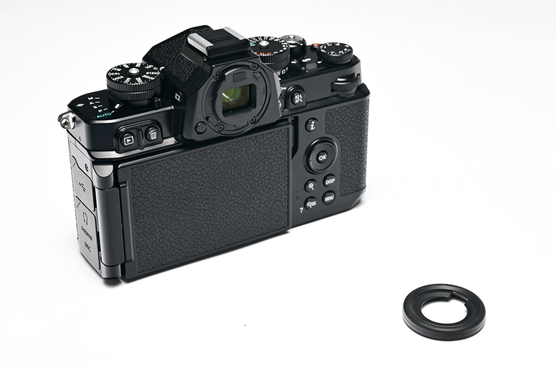 アイピースは丸形のバヨネット式を採用