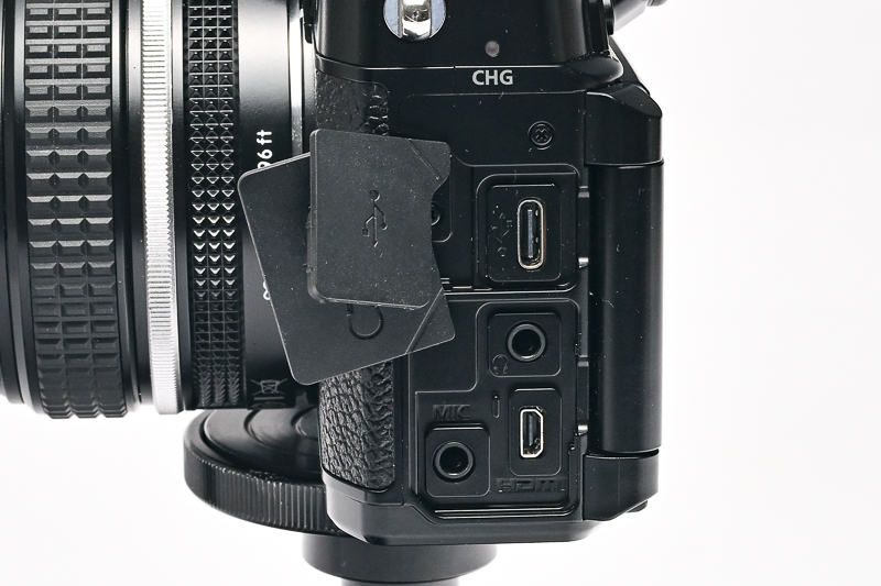 入出力は上からUSB Type-C、3.5mmヘッドホン、microHDMI、3.5mmマイク