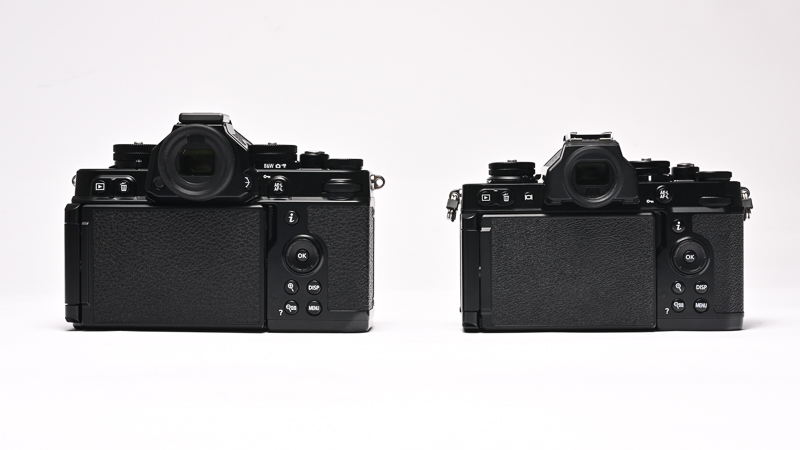 右側の撮影モード選択ダイヤルにB&Wが追加されたほか、EVFの切り替えボタンがファインダー左側側面に移動した