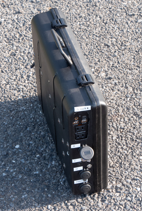 車内にあってはサブバッテリーシステム。車外に持ち出せば単独のモバイルバッテリーとして使える。全容量は定格480Wh