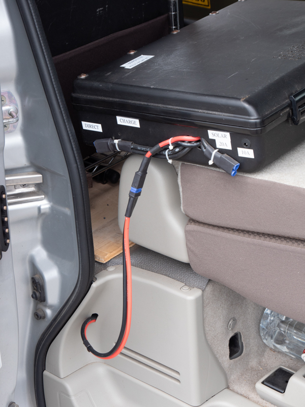 最大電流を超える仕様の太いケーブルで車載バッテリーと繋ぐ。内装に小さい穴を開けてケーブルをひき回した