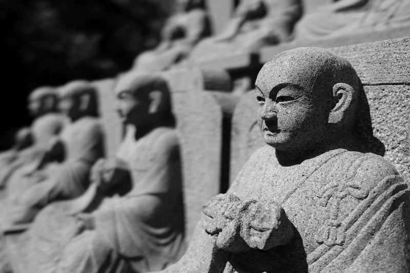 カメラ任せにしたら、一番手前の顔とこちらに近い側の目に瞳認識しました。それが当たり前なことなんでしょうが、ポートレート用機としても非常に優れています。短い焦点距離のレンズなのにボケ味も優れています。<br>FUJIFILM X100V／マニュアル露出（F2.8・1/2,000秒）／ISO 160／ACROS