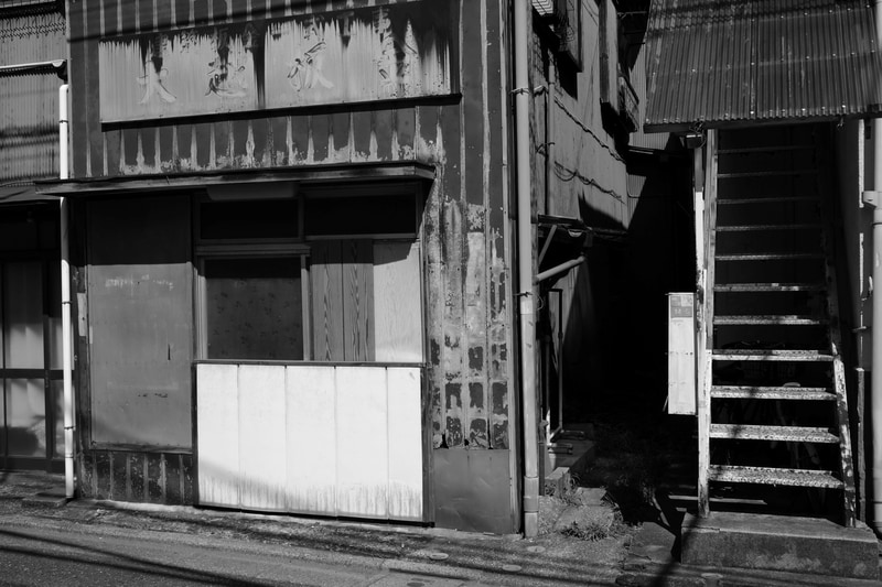 実直とも思えるほどの歪曲収差の補正がリアリティを増しますね。モノクロの階調も優れています。<br>FUJIFILM X100V／マニュアル露出（F9・1/1,000秒）／ISO 400／ACROS