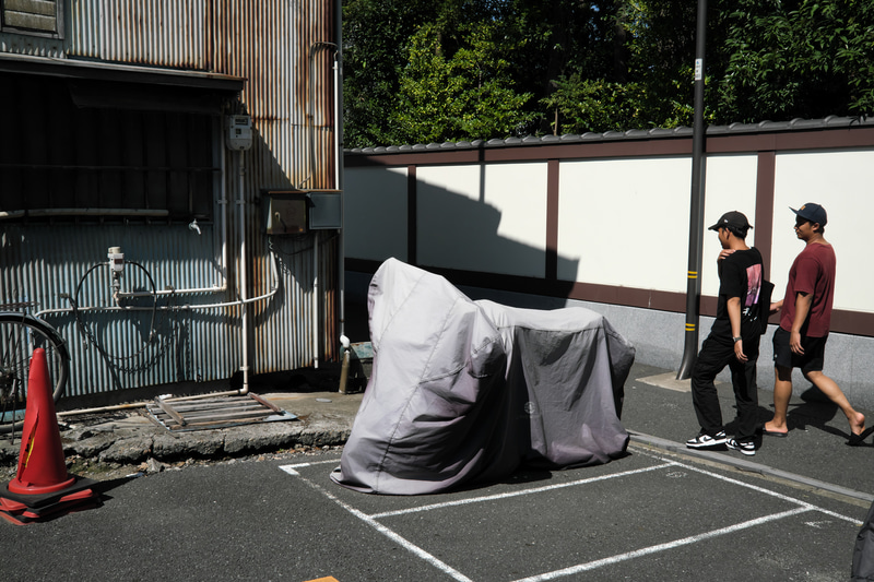 コインパーキングにクルマを停めたら、周辺の景色に不思議なニュアンスを感じたので軽く一枚。X100Vは気配を写せるかもしれないと妄想したり。<br>FUJIFILM X100V／マニュアル露出（F10・1/1,000秒）／ISO 400／PROVIA