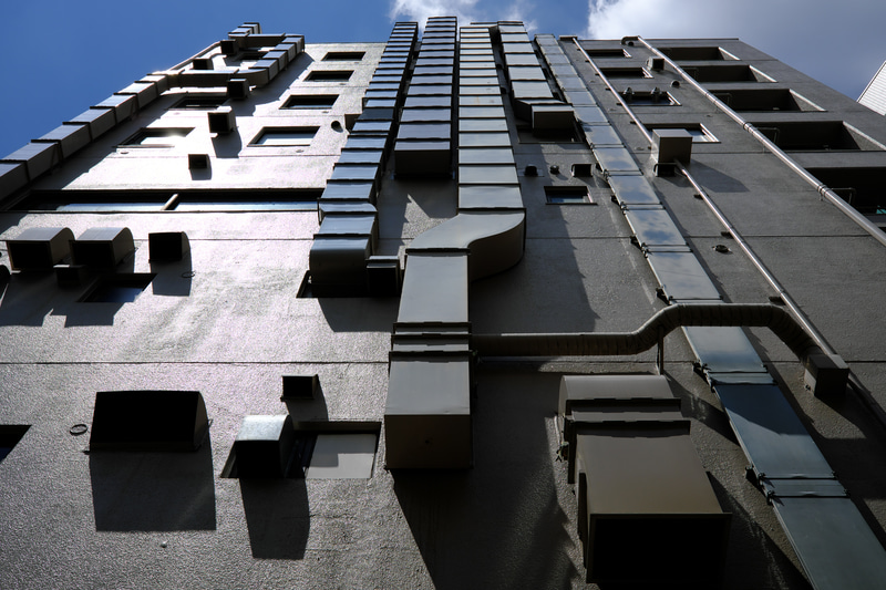 筆者の大好きな配管モノであります。夏の強い日差しが照りつけておりまして。魅力的でした。ハイライトのピシッとした再現も魅力です。<br>FUJIFILM X100V／絞り優先AE（F8・1/1,250秒）／ISO 200／Velvia