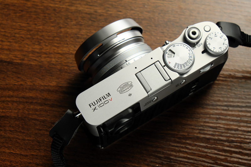 カメラとしての佇まいは、ライカと勝負できるとか書くとライカユーザーは怒るんだろうなあ。シルバーボディの塗装が素晴らしくて、メッキみたいですよ。真鍮素材じゃなくてもここまでできるんですね