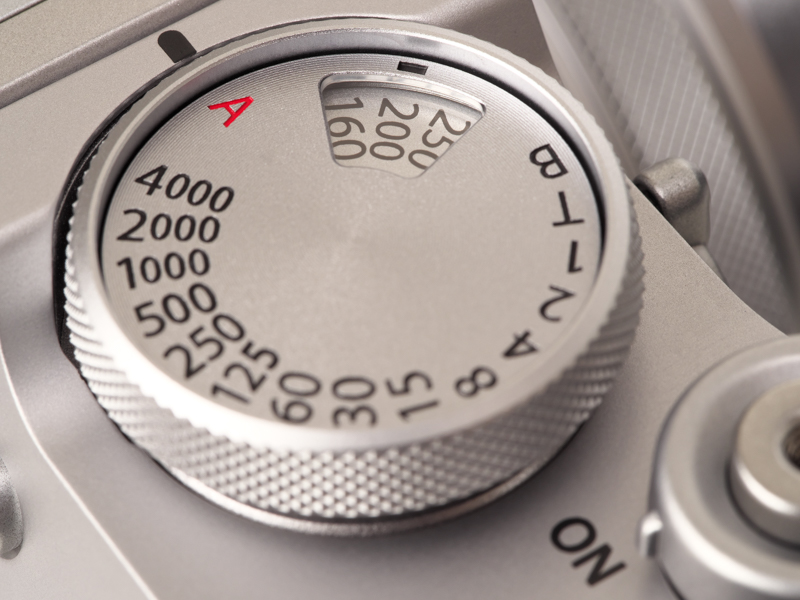 ISO感度ダイヤルはシャッタースピードダイヤル外周リングを持ち上げるアナログなやり方。でもね、このリング持ち上げると固定されるんです。「持ち上げながら回す」んじゃないんです。これね、何気にすごいす