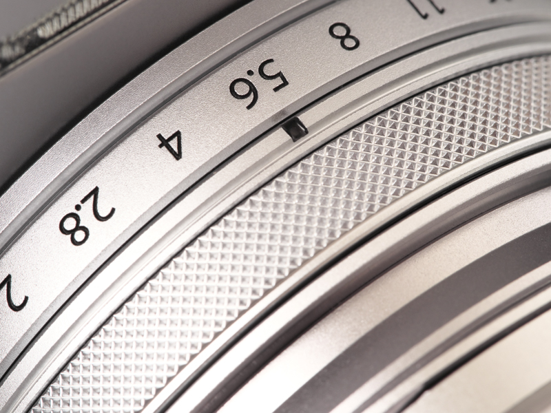 絞り環は網目削り出しローレット。指の腹に優しく、クリック感も極上です。絞りを操作したくて、Aモード使いたくなります