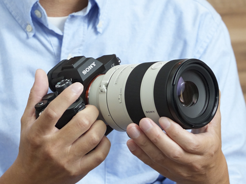 望遠ズーム？ それともマクロ？ どちらにもなる新レンズ「FE 70-200mm